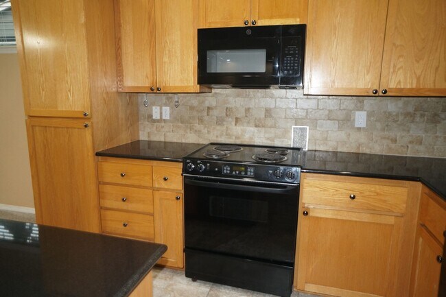 Building Photo - 4 bedroom Orenco Garden pet friendly house