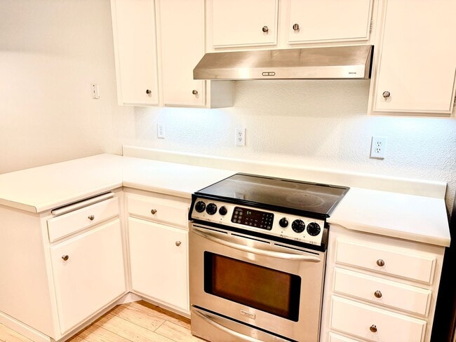 Building Photo - House like 2bed/1.5 Bath Condo with Spacious Corner Yard and 2 Car Garage