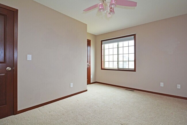 Building Photo - Spacious 4-Bed 4-Bath Home in Shakopee - Available Now!