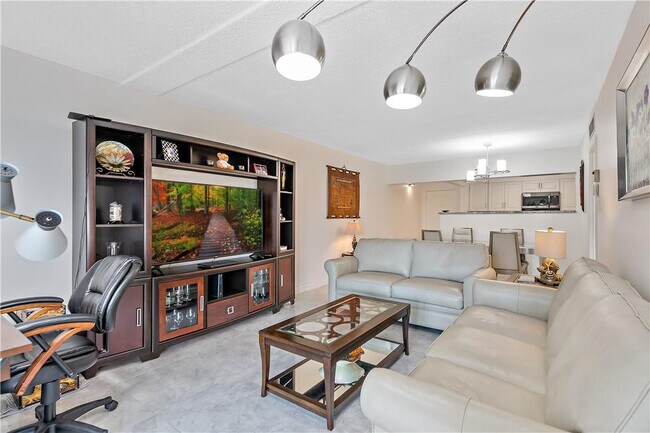 Building Photo - 95 N Birch Rd