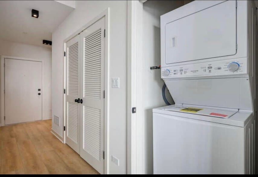 Building Photo - 3207 N Narragansett Ave