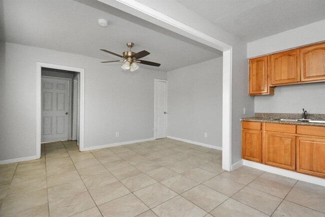 Building Photo - 8127 Colonial Ln
