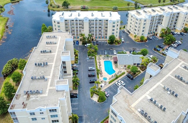 Building Photo - Updated 3 bedroom unit overlooking the Eas...