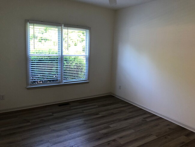 Building Photo - Newly renovated Semi-detached 3 Bedroom fo...