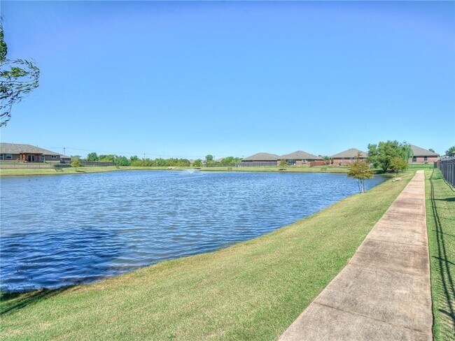 Building Photo - 517 Apple Tree Ln