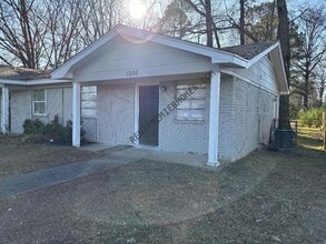 Building Photo - 1005 Wright St