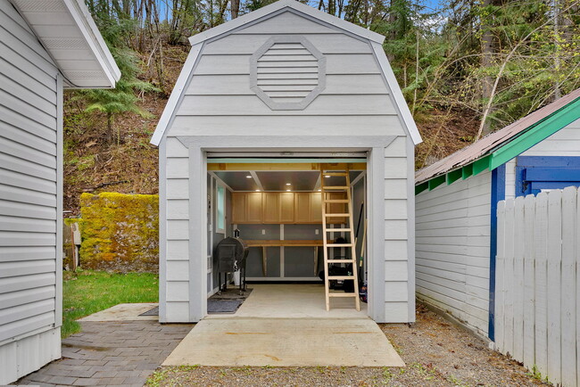 Building Photo - 902 Residence St