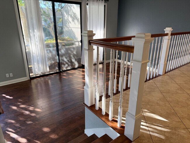 Building Photo - Newport Crest 2 Bedroom Townhouse / Newpor...