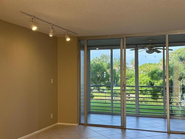 Building Photo - 3507 Oaks Way