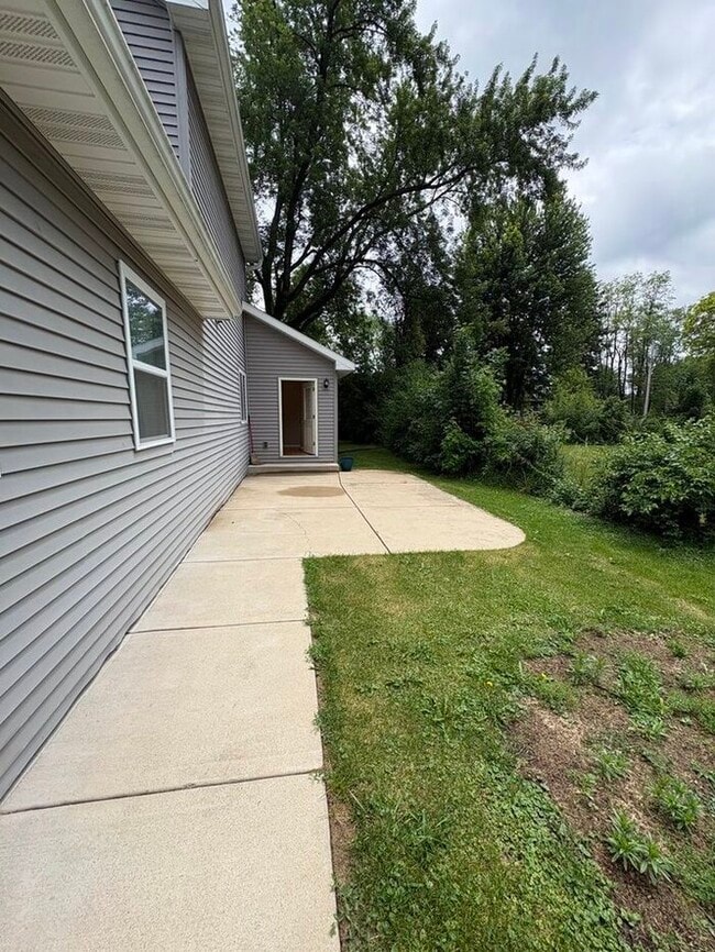 Building Photo - 2 Story Colonial - 3 bdrm/2 bath - LARGE YARD