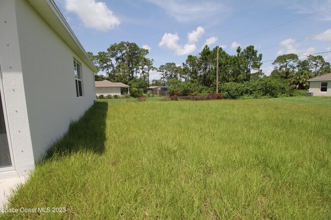 Building Photo - 743 Andrew St SE