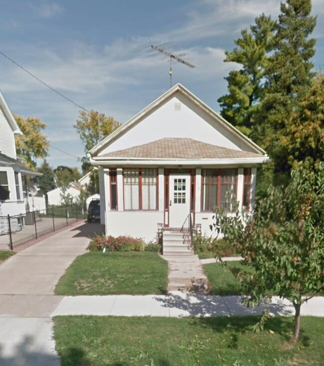 Building Photo - 106 W 15th Ave