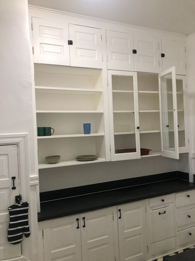 Building Photo - Cute CORNER 1 BR- high ceilings, clawfoot tub, up to 3 pets! NEW SPECIALS!