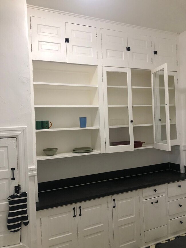 Building Photo - Cute CORNER 1 BR- high ceilings, clawfoot tub, up to 3 pets! One month FREE!