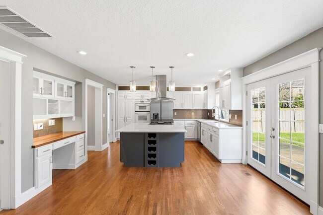 Building Photo - Bright & Modern Corner-Lot Living in Happy Valley