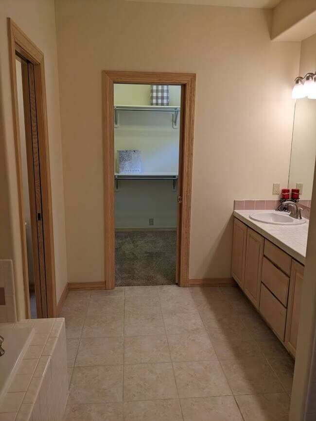 Building Photo - Westside Residence Near Kissing Camels & G...