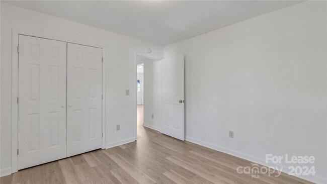 Building Photo - 3733 Oakwood Rd