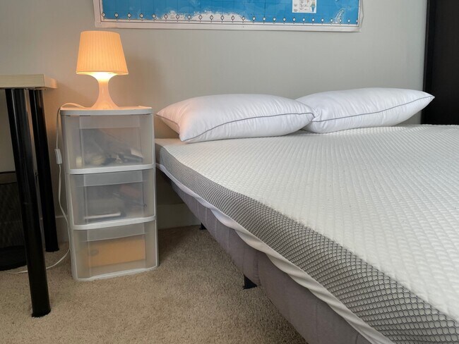 Building Photo - 1951 N Beachwood Dr