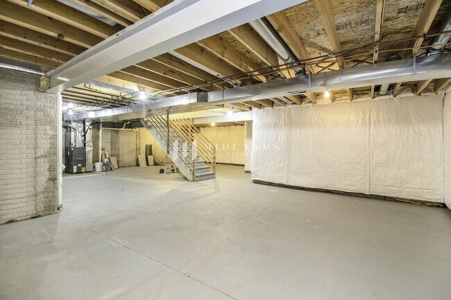 Building Photo - Luxury Duplex in Shadow View