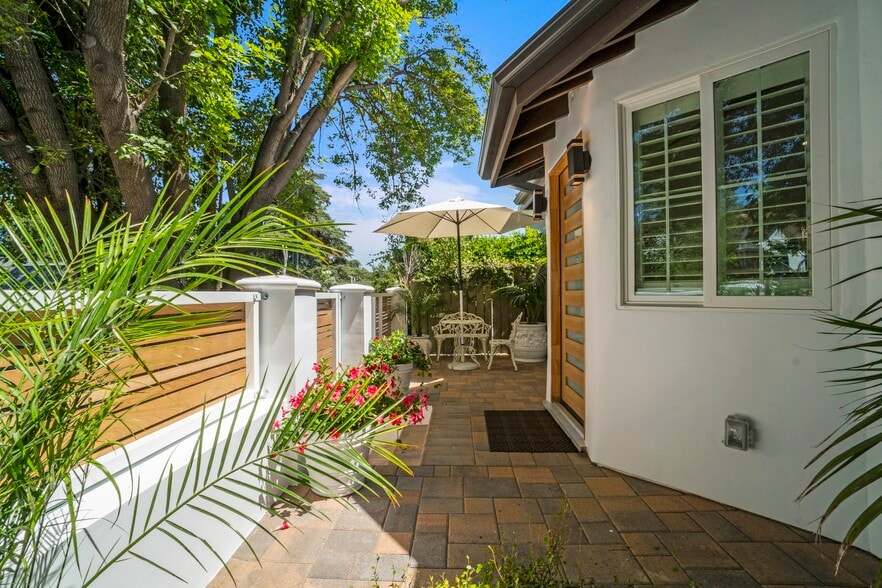 Building Photo - 4230 Van Nuys Blvd