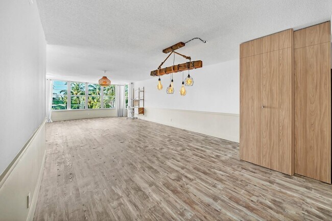 Building Photo - 3051 NE 48th St