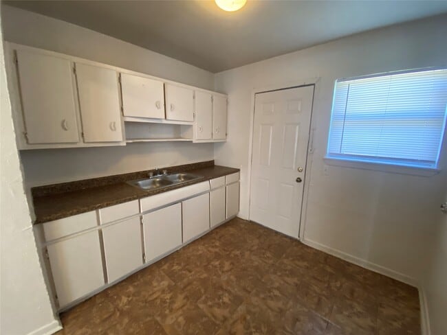 Building Photo - 4223 Rockingham St