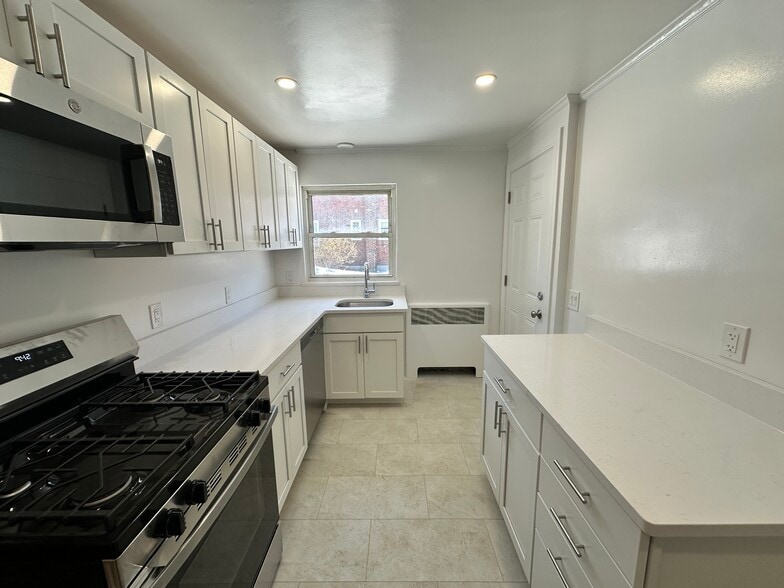 Building Photo - 186 Summit Ave