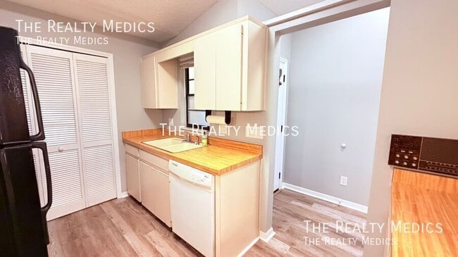 Building Photo - 7909 Richwood Dr