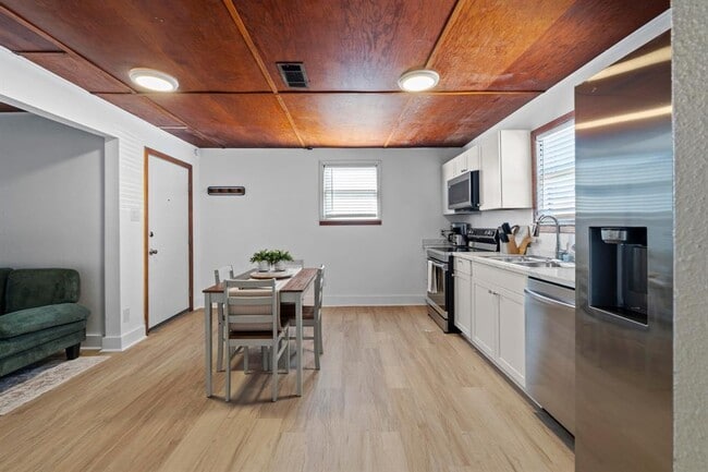 Building Photo - 1308 E 12th St