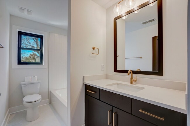 Building Photo - 1112 Pender St