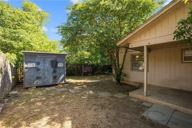 Building Photo - 906 Country Aire Dr