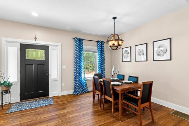 Building Photo - Spacious and Inviting - Beautifully-Mainta...
