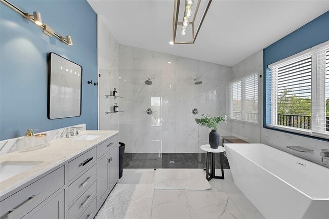 Building Photo - 640 NE 17th Way