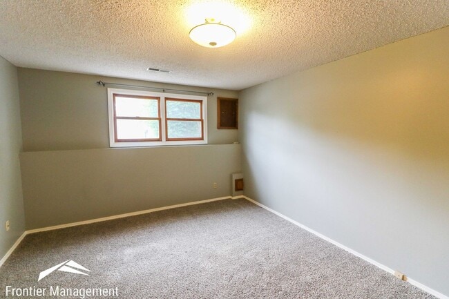 Building Photo - Stunning single-family home in West Manhat...