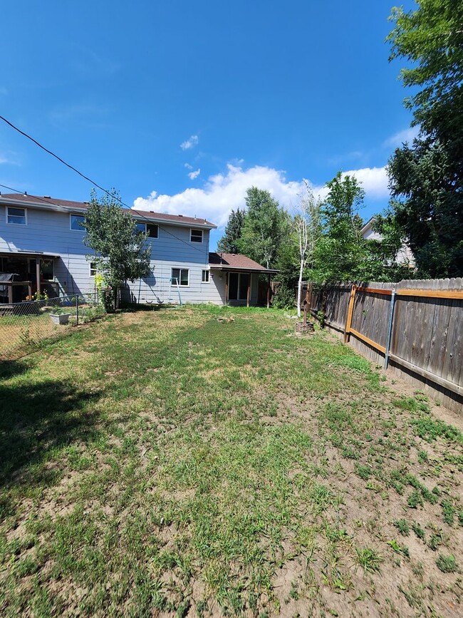 Building Photo - Beautiful Townhome