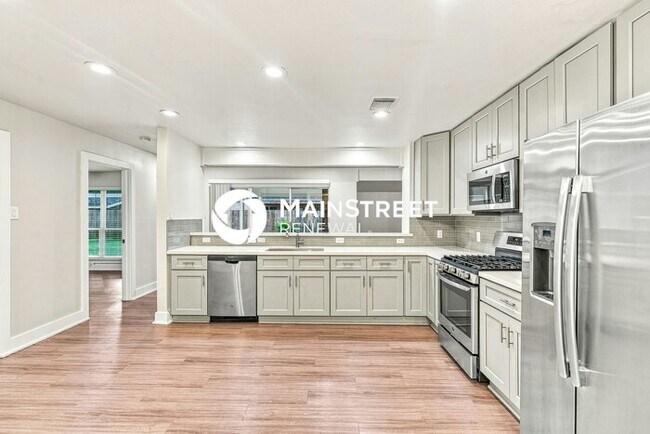 Building Photo - 4 Bedroom Pet-Friendly Home in Houston, TX with Main Street Renewal