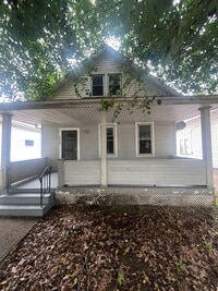 Building Photo - Section 8 Accepted! Spacious Newly Renovat...
