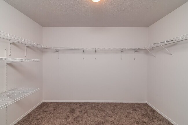 Building Photo - 5723 Roxbury Dr