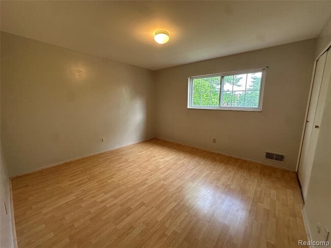Building Photo - 628 E Fox Hills Dr
