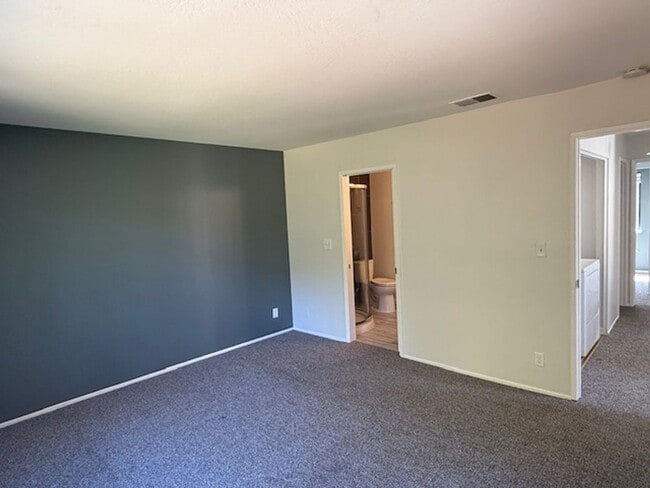 Building Photo - 3-Bedroom Hilltop Village Home w/ Bonus Am...