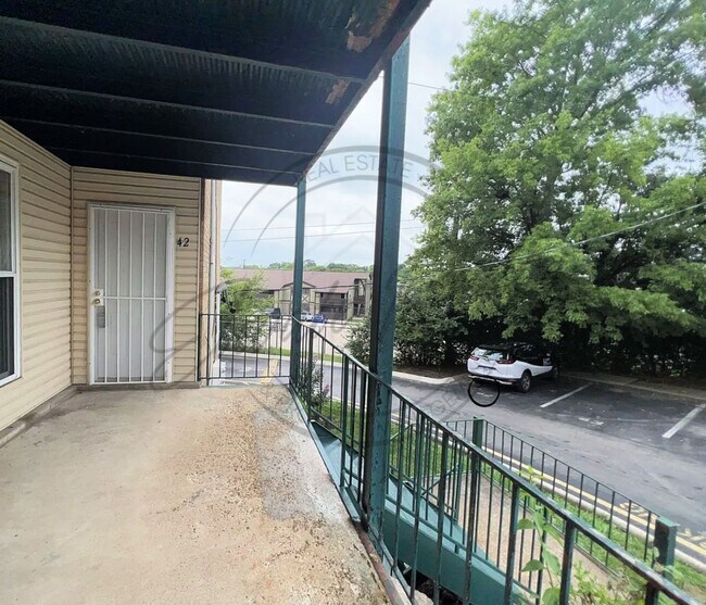 Building Photo - Two Bedroom Spacious Second-Floor Apartmen...