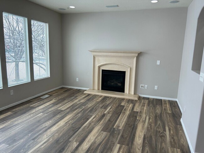 Building Photo - Beautiful 3 Bed 2.5 Bath - 2 Story Home in...