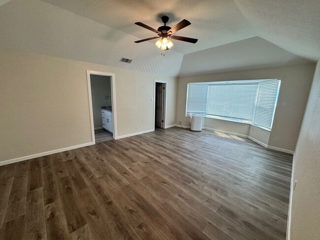 Building Photo - Ready For Move In - Nicely Renovated Large...