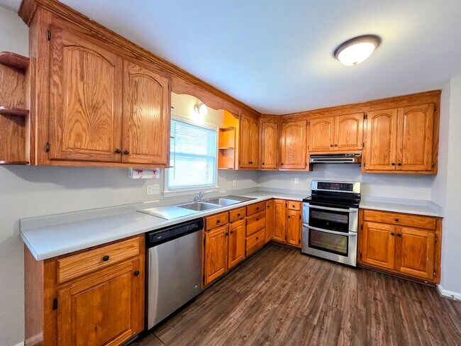 Building Photo - 3 Bedroom Brick Home Easley, SC