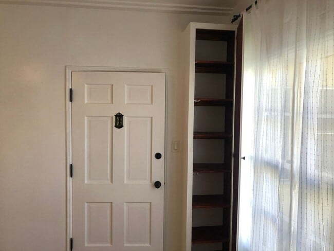 Building Photo - ****** BEAUTIFUL FRENCH NORMANDY STYLE 1BR APARTMENT ********