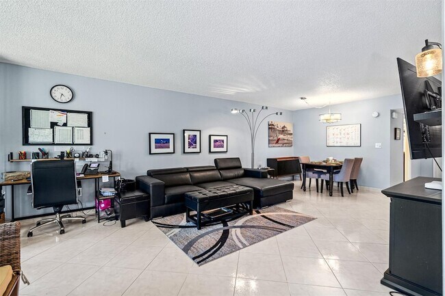 Building Photo - 3151 S Palm Aire Dr