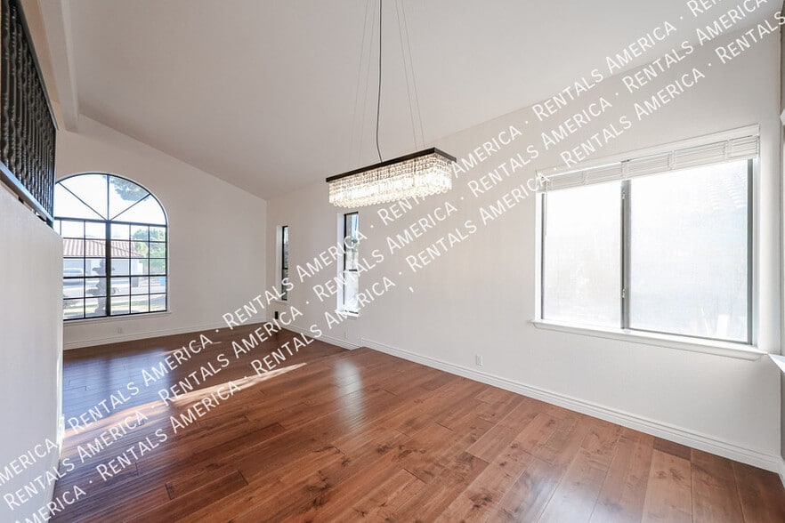 Building Photo - 5444 E Grovers Ave