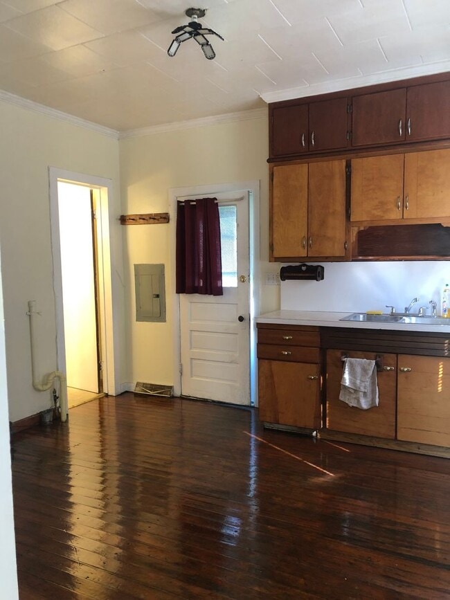 Building Photo - 2 Bedroom 1 bath