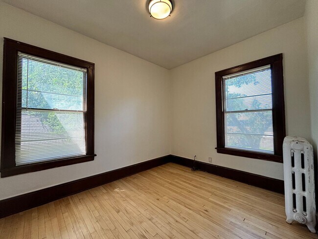 Building Photo - 614 5th St NE
