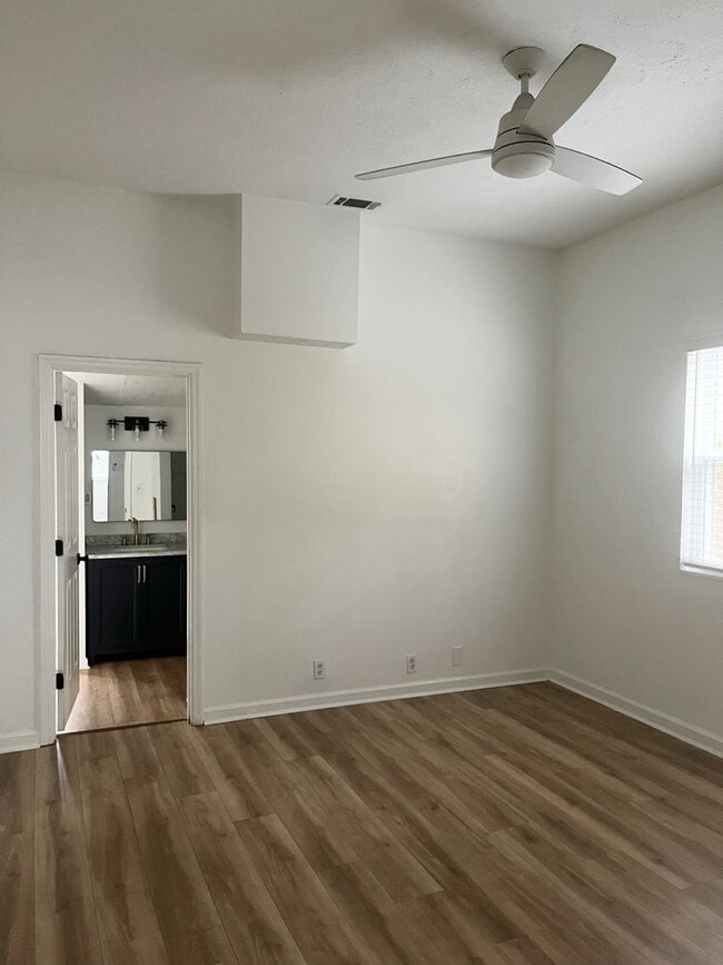 Building Photo - Two Bed, Two Bath Home on Wilmington Island